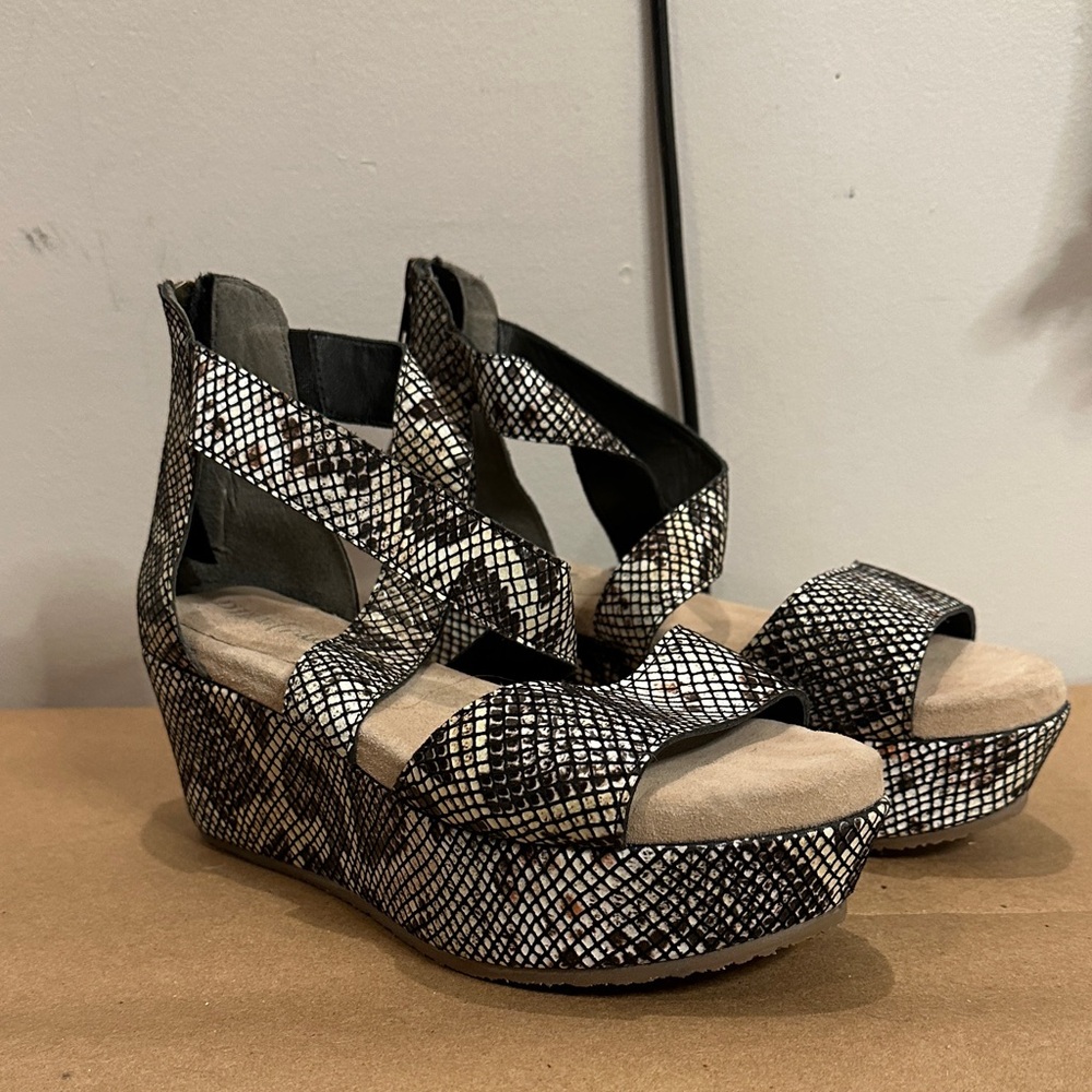 Elegant Snakeskin Pattern Wedge Sandals